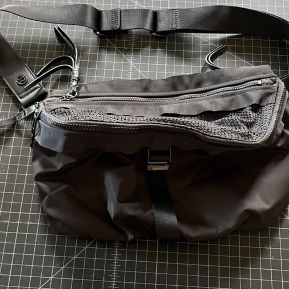 lululemon athletica Go Lightly Bag - Deep Coal - Picture 4 of 7